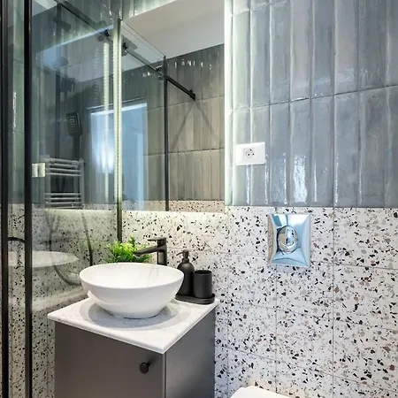 Sunny 3br Large Flat - Amzei Square - 3 Balconies Boekarest