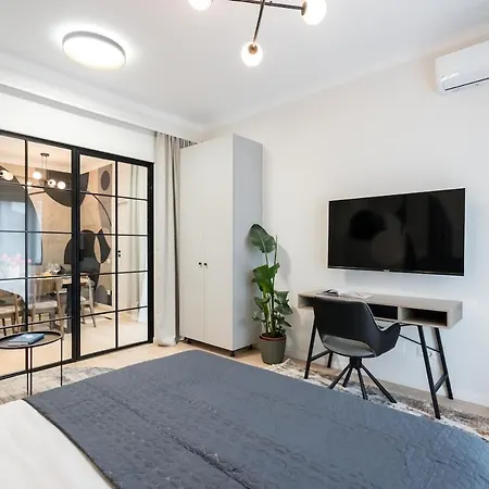 Sunny 3br Large Flat - Amzei Square - 3 Balconies 公寓 *