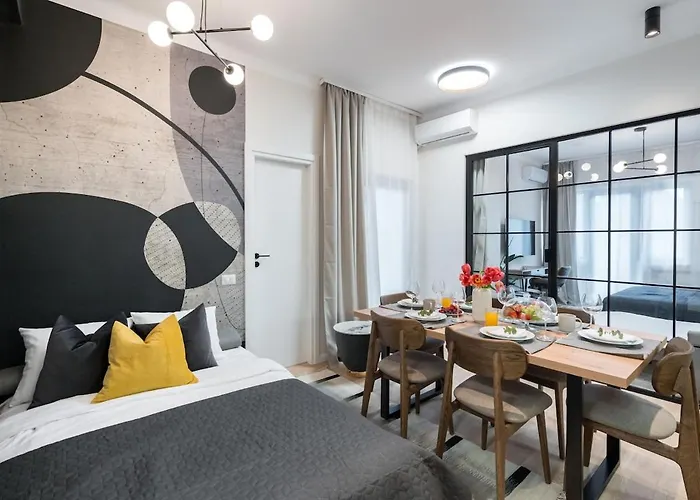 شقة Sunny 3br Large Flat - Amzei Square - 3 Balconies