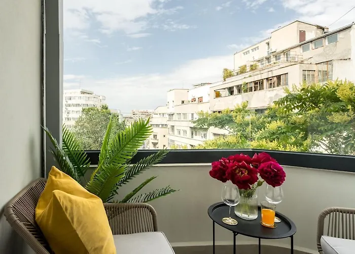 Sunny 3br Large Flat - Amzei Square - 3 Balconies Апартаменти Бухарест