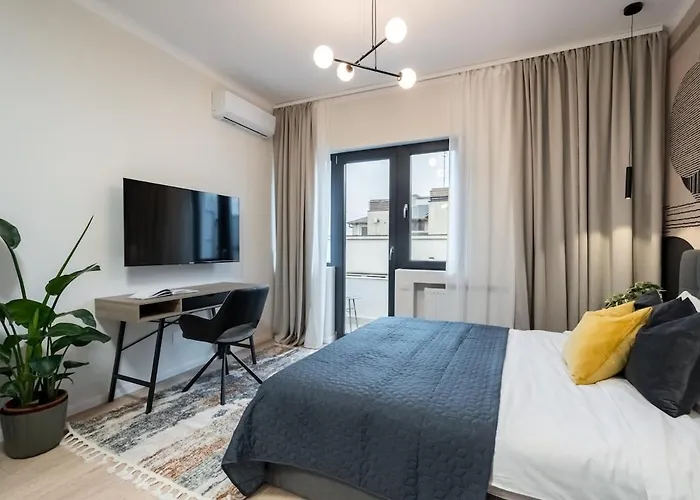 شقة Sunny 3br Large Flat - Amzei Square - 3 Balconies *