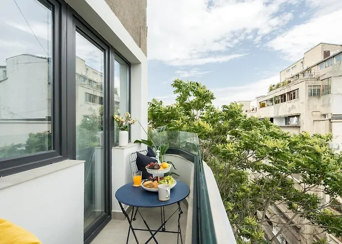 Sunny 3br Large Flat - Amzei Square - 3 Balconies 아파트