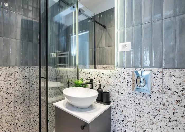 Sunny 3br Large Flat - Amzei Square - 3 Balconies 아파트